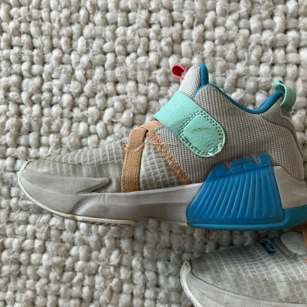 Nike Lebron Witness 7‎ Size 1Y US KIDS